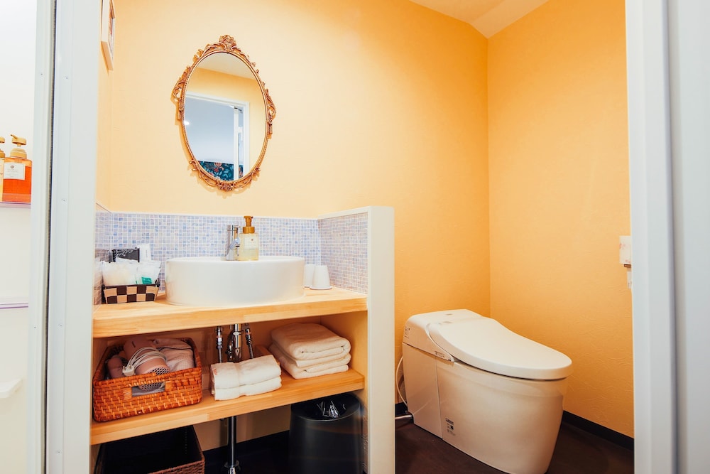 Economy Twin Room バスルーム1 | Hotel WELLIES