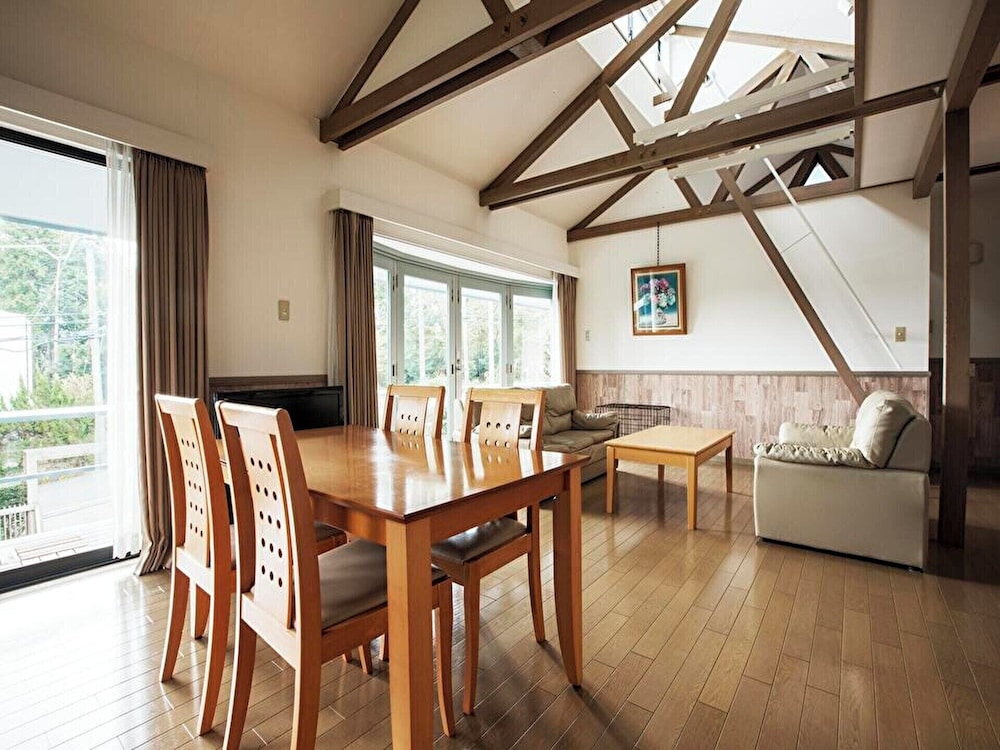 【天然温泉・プライベートドッグラン付】コテージ2DK(喫煙) 客室1 | 伊豆高原わんわんパラダイスホテル＆コテージ