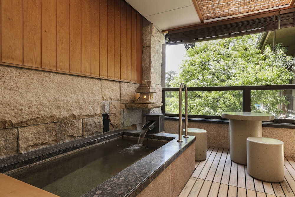 和室　スーペリアルーム　（露天風呂付）　庭園側（一名利用不可） 客室4 | 銘石の宿 かげつ