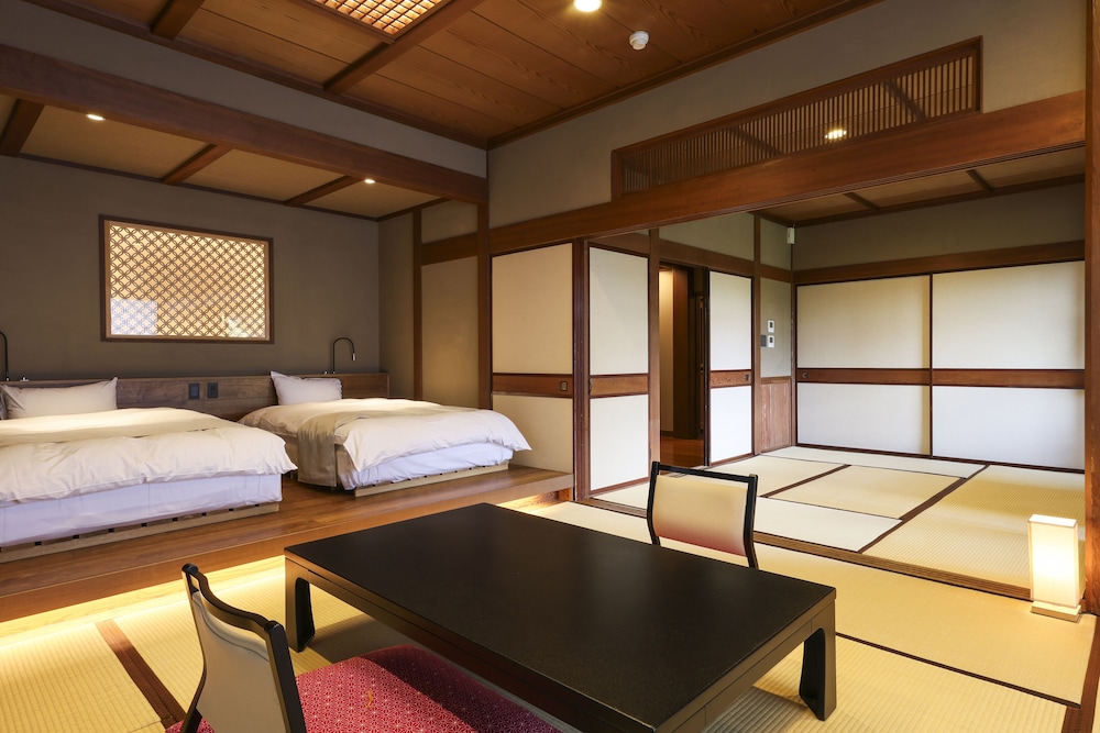 和室　スーペリアルーム　（露天風呂付）　庭園側（一名利用不可） 客室10 | 銘石の宿 かげつ