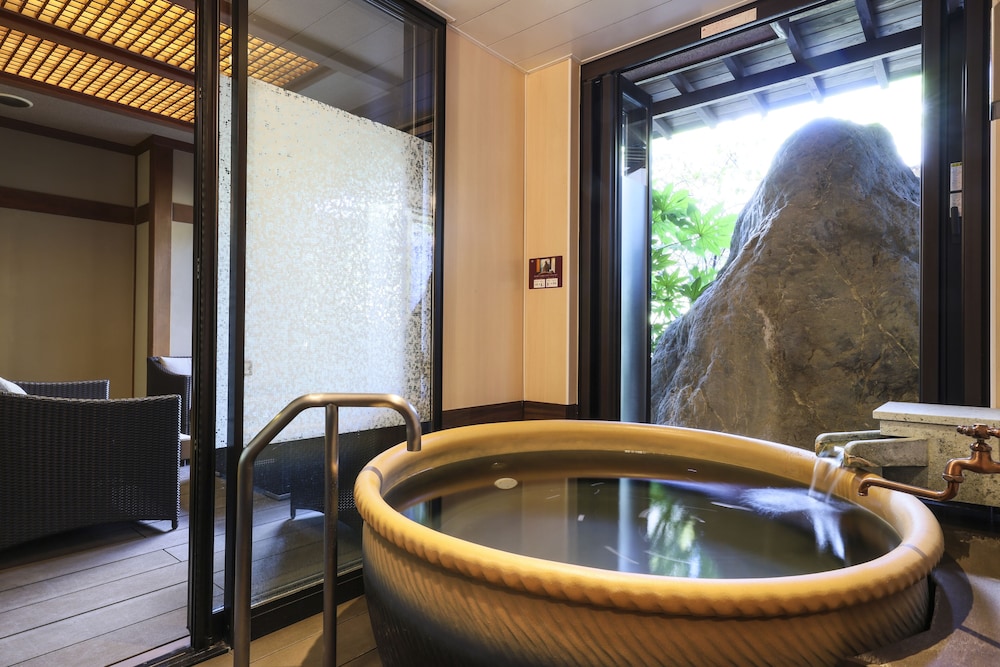 和室　スーペリアルーム　（露天風呂付）　庭園側（一名利用不可） 客室6 | 銘石の宿 かげつ