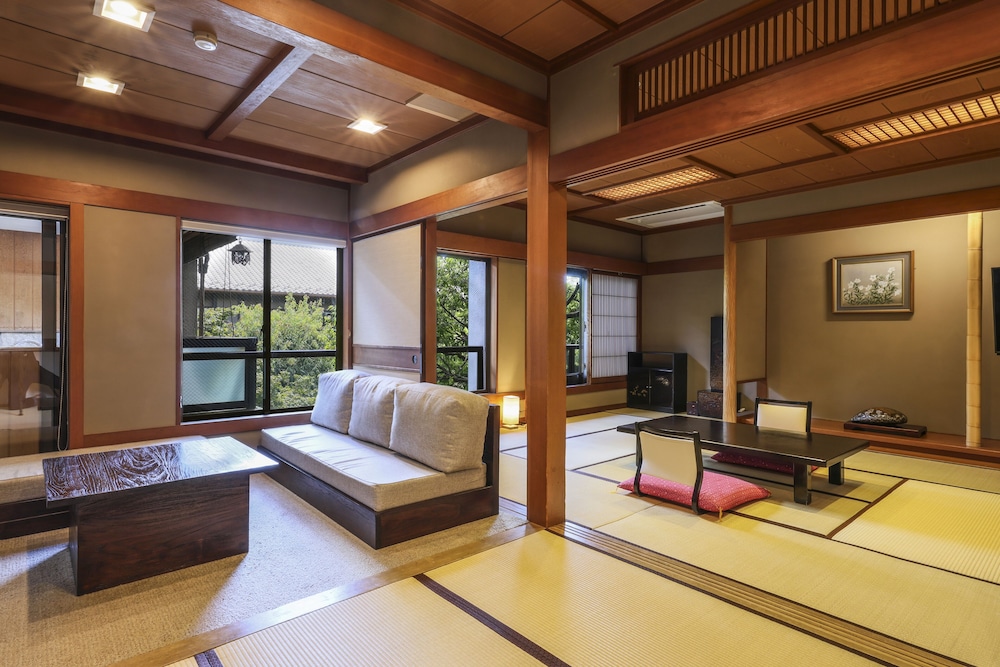 和室　スーペリアルーム　（露天風呂付）　庭園側（一名利用不可） 客室5 | 銘石の宿 かげつ