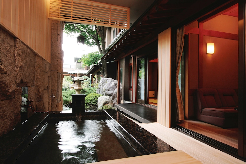 和室　スーペリアルーム　（露天風呂付）　庭園側（一名利用不可） 客室11 | 銘石の宿 かげつ