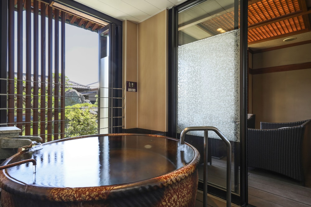 和室　スーペリアルーム　（露天風呂付）　庭園側（一名利用不可） 客室9 | 銘石の宿 かげつ