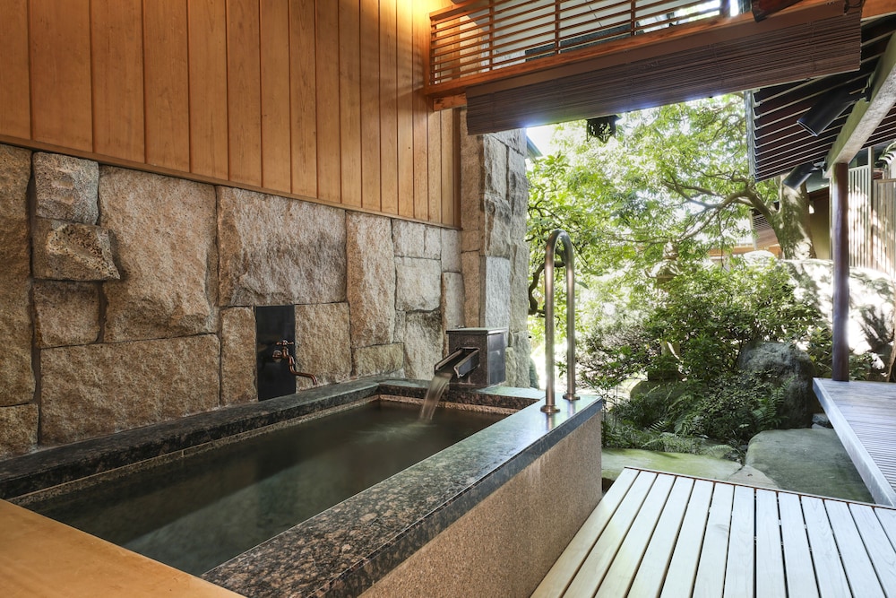 和室　スーペリアルーム　（露天風呂付）　庭園側（一名利用不可） 客室2 | 銘石の宿 かげつ