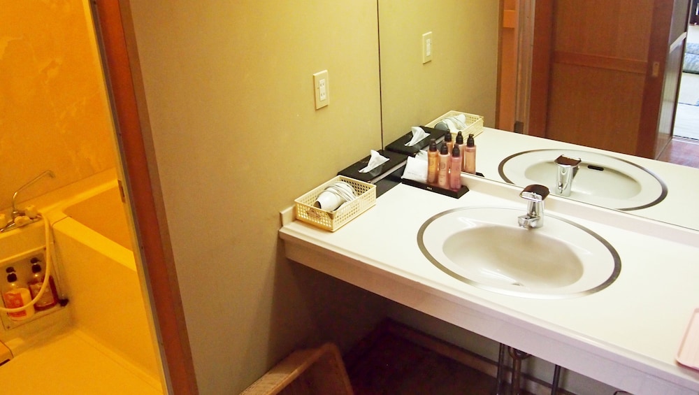 和洋室 15畳(掘りごたつ付き) バスルームの設備0 | 石和びゅーほてる