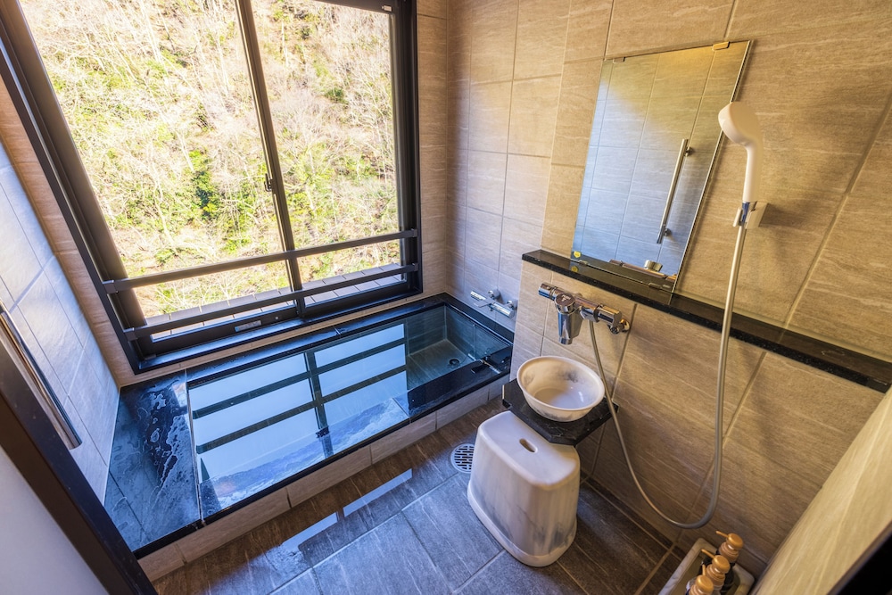 すくも亭 禁煙（川側） バスルーム0 | ホテルおくゆもと