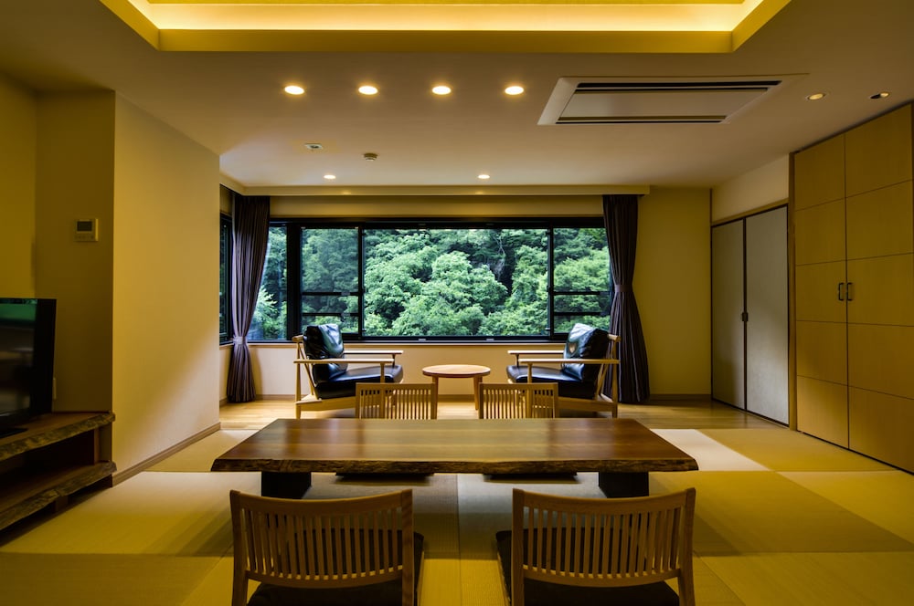 【せせらぎ亭】和室7畳＋ツイン＋広縁 温泉内風呂・トイレ付 客室1 | ホテルおくゆもと