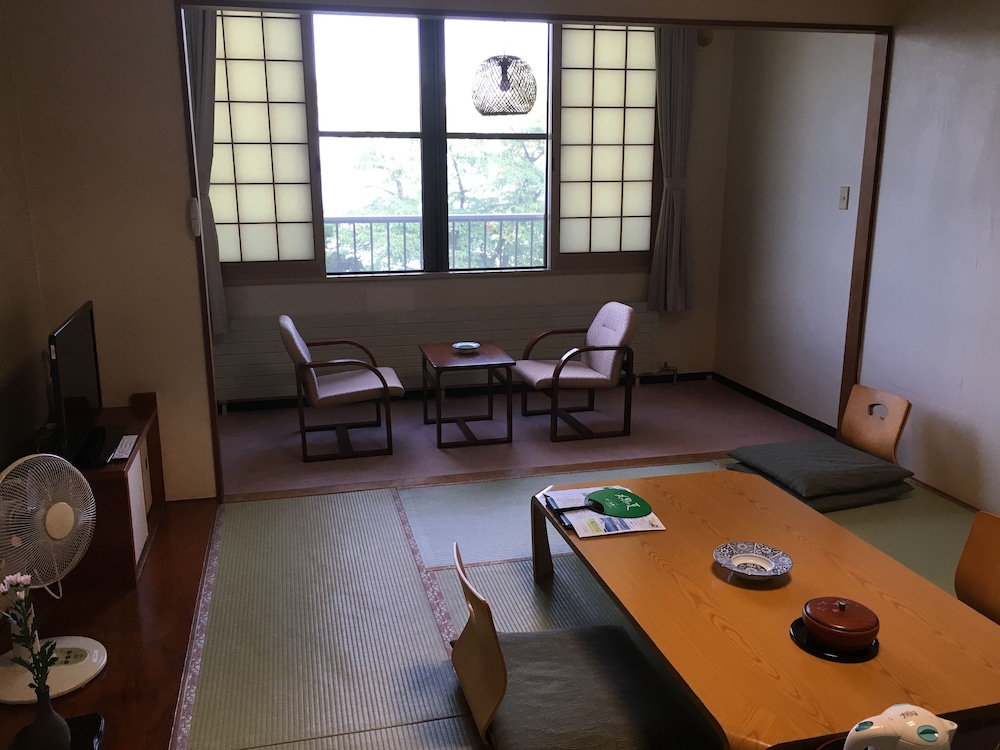 和室 (湖水側) 禁煙 客室1 | 奥札幌の秘湯 湖畔の宿支笏湖 丸駒温泉旅館