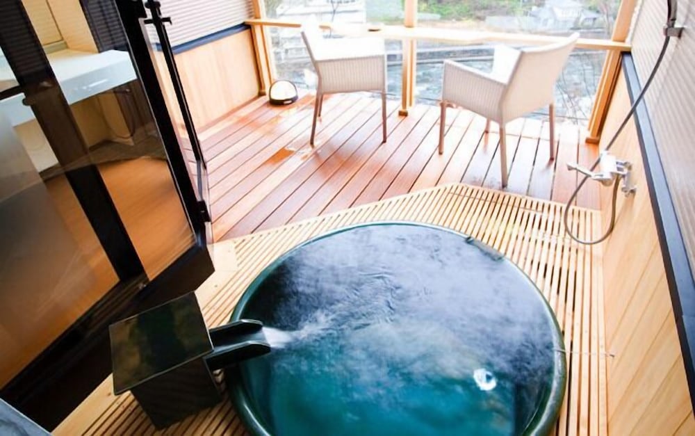 露天風呂付き洋室（露付デッキ部9平米） 深めの浴槽0 | 浮羽別館 新紫陽