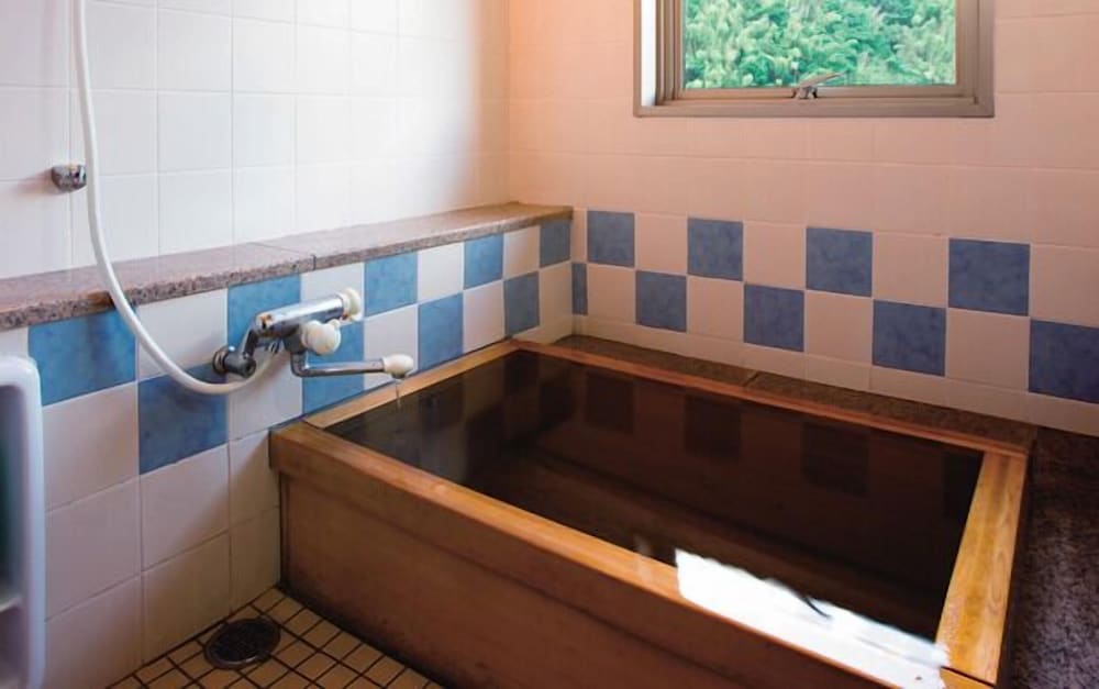 最上階和洋室（ツインルルーム＋和室8畳）パウダールーム付き バスルーム0 | 浮羽別館 新紫陽