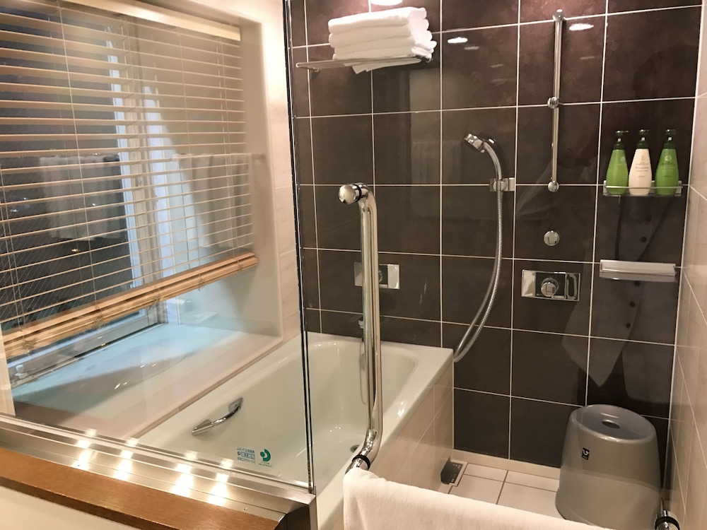 デラックスツインルーム (最上階、バス・トイレ別) セミダブルベッド2台 禁煙 バスルーム1 | スマイルホテル那覇シティリゾート