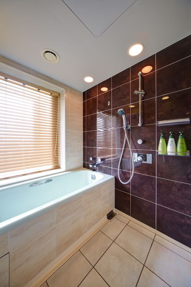 デラックスツインルーム (最上階、バス・トイレ別) セミダブルベッド2台 禁煙 客室1 | スマイルホテル那覇シティリゾート