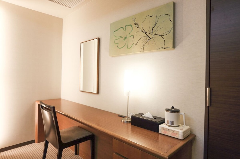 デラックスツインルーム (最上階、バス・トイレ別) セミダブルベッド2台 禁煙 客室3 | スマイルホテル那覇シティリゾート