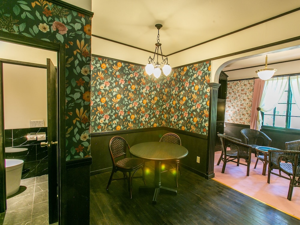 エグゼクティブ スイート ダブルベッド 2 台 禁煙 客室内のダイニングエリア0 | レストラン＆ホテル トロイメライ