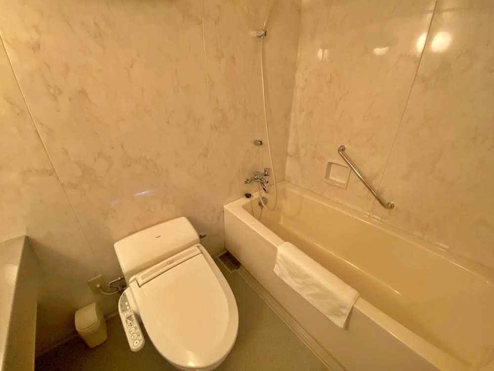 デラックス ルーム バスルーム2 | レストラン＆ホテル トロイメライ