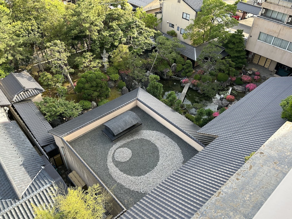 ローベッド付きジュニアスイート(50~60sqm/禁煙) ガーデン ビュー0 | あわら温泉 ホテル八木