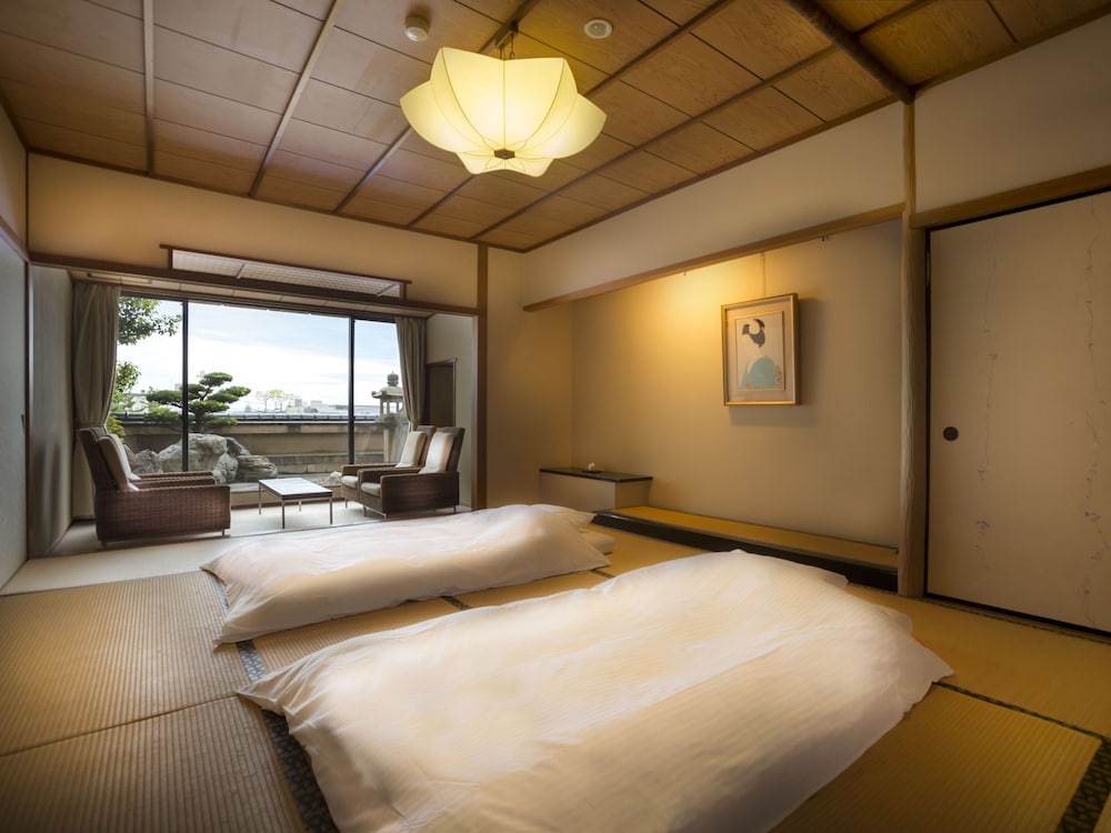 温泉露天風呂付特別室「紅梅」(約55sqm/禁煙) 客室1 | あわら温泉 ホテル八木