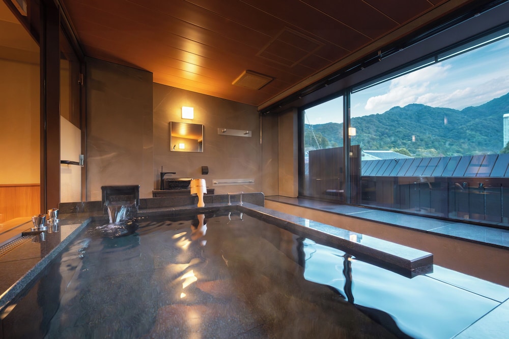 クラシカルスイート 斎-Itsuki バスルーム1 | 宮島錦水館