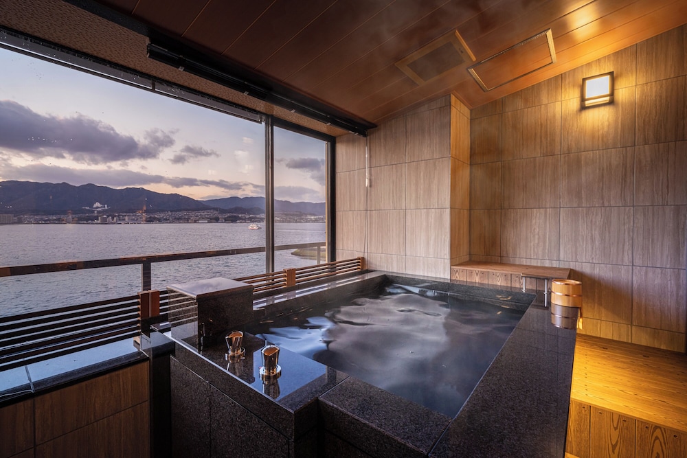 ロイヤル ツインルーム 専用バスルーム オーシャンビュー バスルーム1 | 宮島錦水館