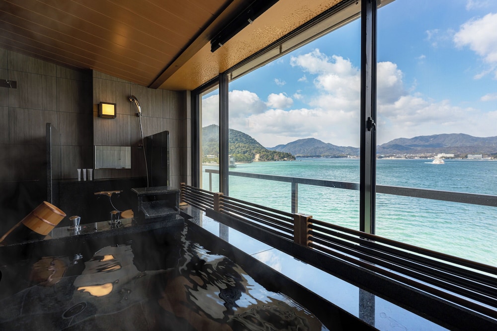 ロイヤル ツインルーム 専用バスルーム オーシャンビュー バスルーム4 | 宮島錦水館