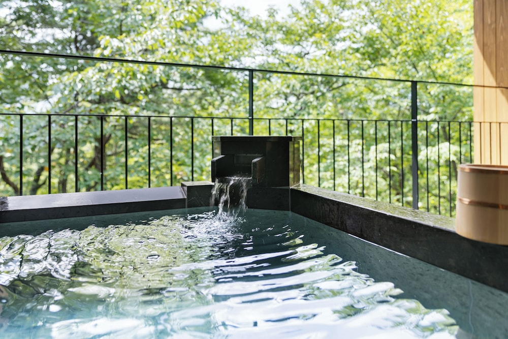 [天城山側] 和洋室 温泉露天風呂+テラス付 バスルーム0 | ラフォーレ修善寺 山紫水明