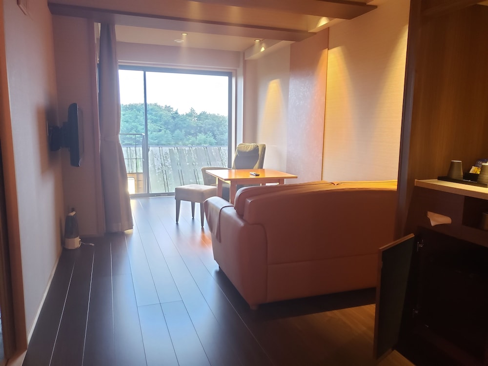 [富士山ビュー] 洋室 温泉露天風呂付 リビング エリア0 | ラフォーレ修善寺 山紫水明