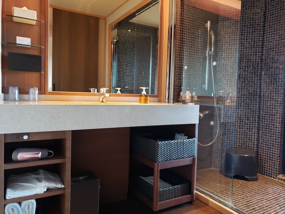 [富士山ビュー] 和洋室 温泉露天風呂+テラス付 バスルームのシャワー0 | ラフォーレ修善寺 山紫水明