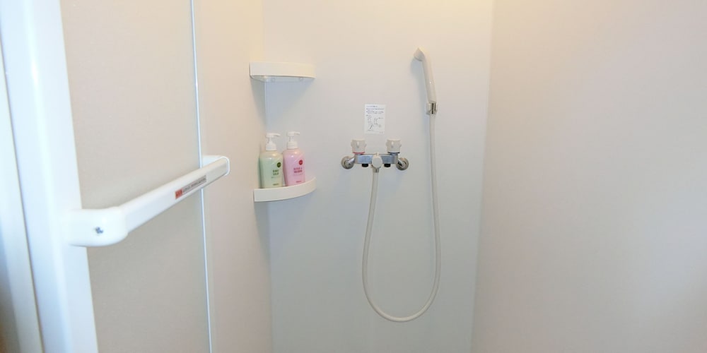 特別和洋室6人部屋 205号室 禁煙 冷蔵庫 Wi-Fi バスルームのシャワー0 | 湯楽庵 みやざき