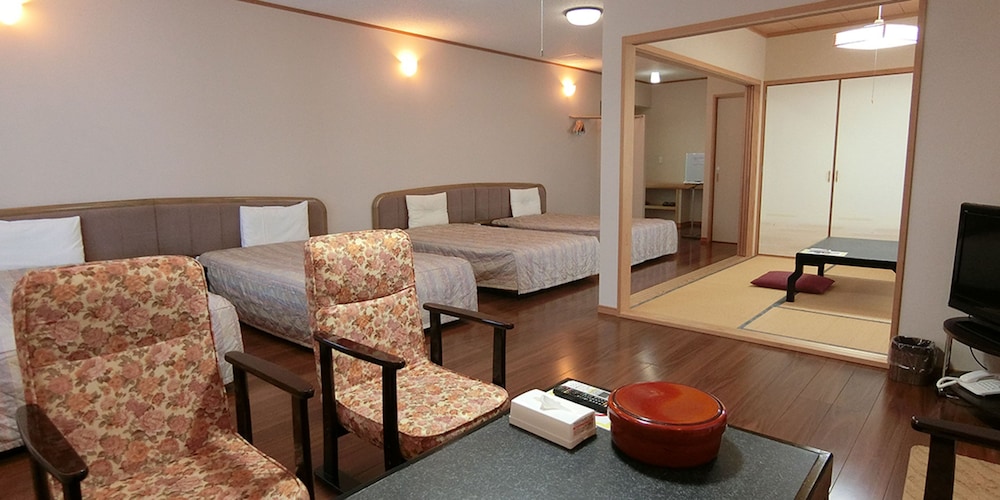 特別和洋室6人部屋 205号室 禁煙 冷蔵庫 Wi-Fi 客室1 | 湯楽庵 みやざき