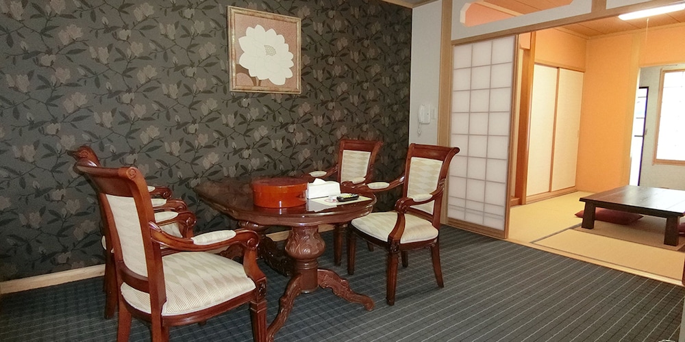 特別和洋室6人部屋 201号室 禁煙 冷蔵庫 Wi-Fi 客室2 | 湯楽庵 みやざき