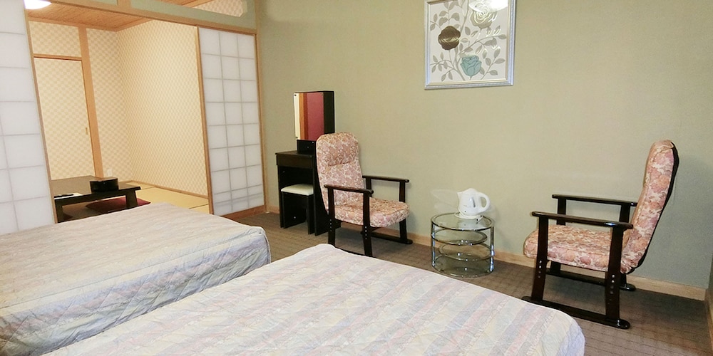 和洋室5人部屋 202号室 禁煙 冷蔵庫 Wi-Fi 客室1 | 湯楽庵 みやざき