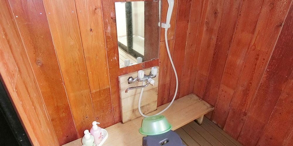 和洋室5人部屋 203号室 禁煙 冷蔵庫 Wi-Fi バスルームのシャワー0 | 湯楽庵 みやざき