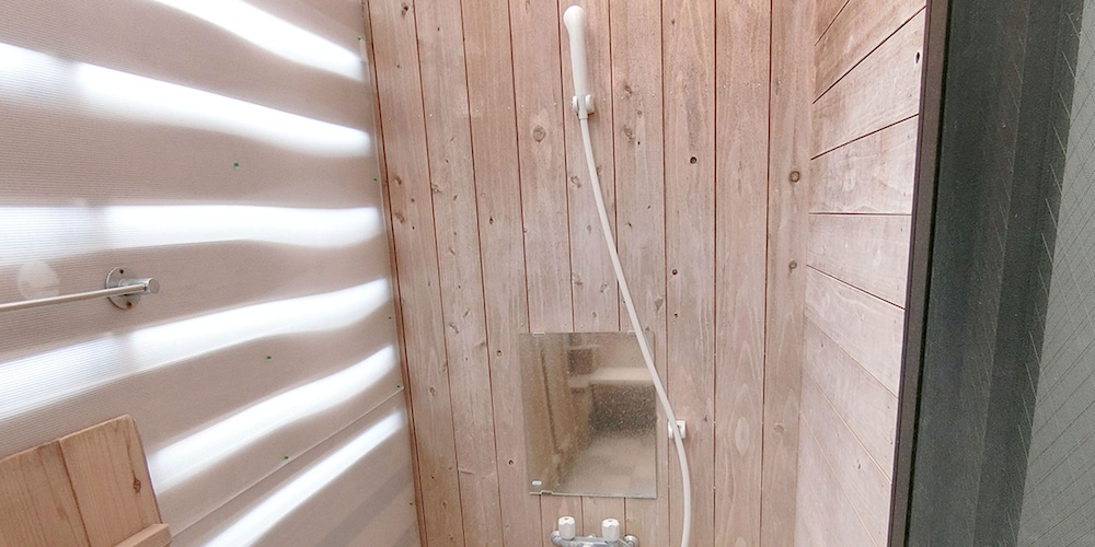 和室4人部屋 101号室 禁煙 冷蔵庫 Wi-Fi バスルームのシャワー0 | 湯楽庵 みやざき