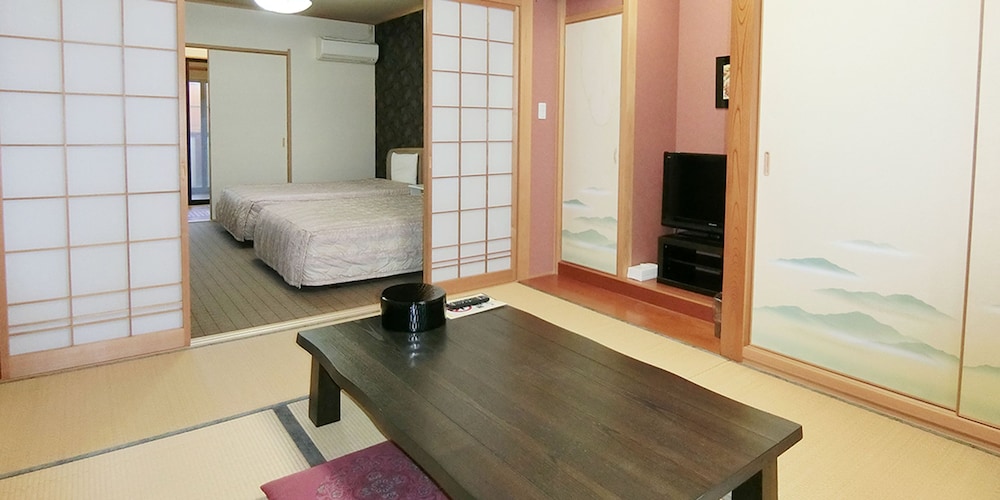 和洋室5人部屋 204号室 禁煙 冷蔵庫 Wi-Fi | 湯楽庵 みやざき