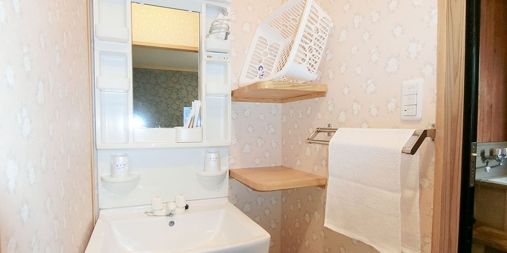 和洋室5人部屋 206号室 禁煙 冷蔵庫 Wi-Fi バスルームのシンク0 | 湯楽庵 みやざき