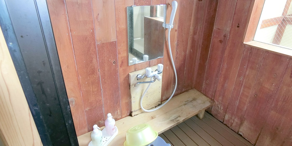 和洋室5人部屋 202号室 禁煙 冷蔵庫 Wi-Fi バスルームのシャワー0 | 湯楽庵 みやざき