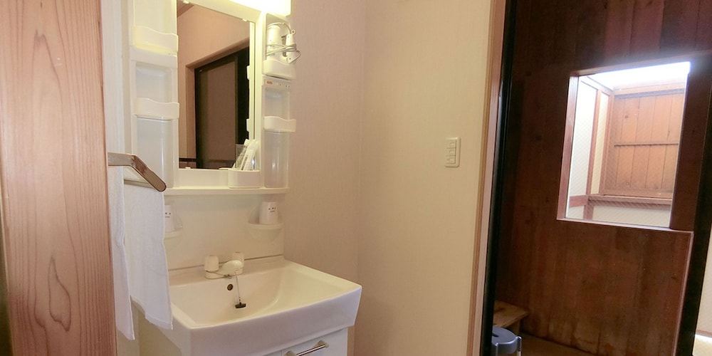 和洋室5人部屋 202号室 禁煙 冷蔵庫 Wi-Fi バスルームのシンク0 | 湯楽庵 みやざき