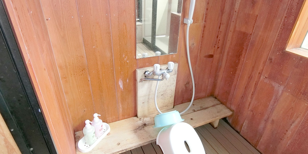 和洋室5人部屋 204号室 禁煙 冷蔵庫 Wi-Fi バスルームのシャワー0 | 湯楽庵 みやざき