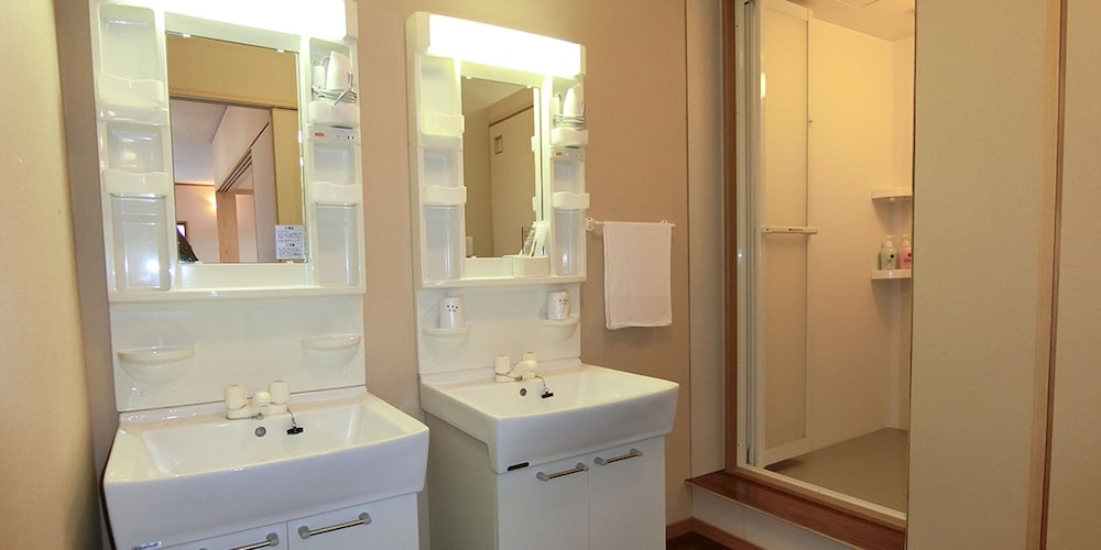 特別和洋室6人部屋 205号室 禁煙 冷蔵庫 Wi-Fi バスルームのシンク0 | 湯楽庵 みやざき