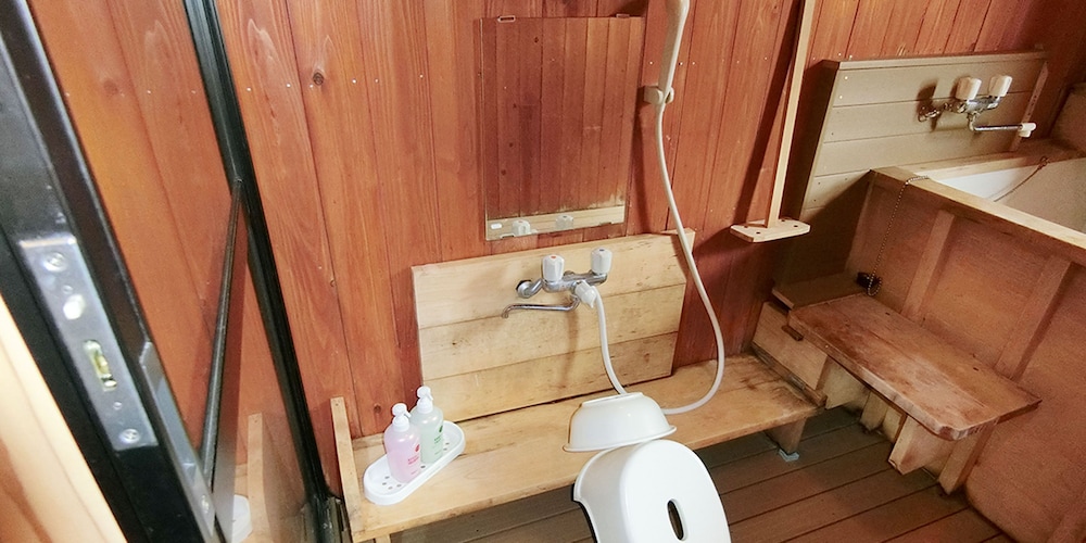 和洋室5人部屋 206号室 禁煙 冷蔵庫 Wi-Fi バスルームのシャワー0 | 湯楽庵 みやざき