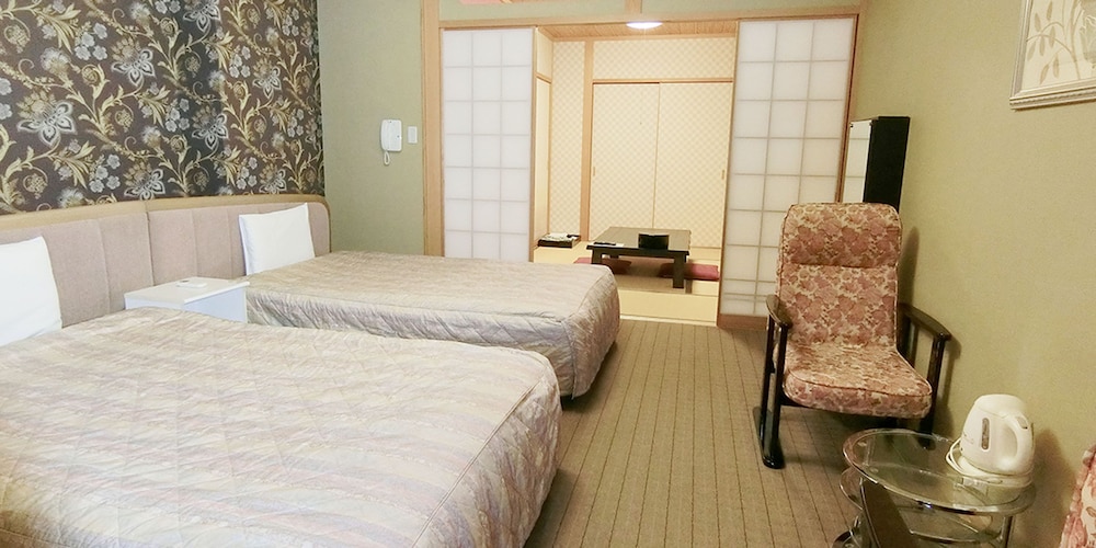 和洋室5人部屋 202号室 禁煙 冷蔵庫 Wi-Fi | 湯楽庵 みやざき