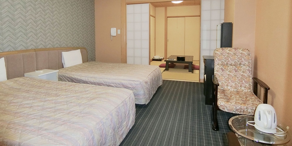 和洋室5人部屋 203号室 禁煙 冷蔵庫 Wi-Fi | 湯楽庵 みやざき