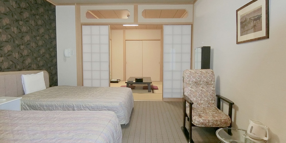 和洋室5人部屋 204号室 禁煙 冷蔵庫 Wi-Fi 客室3 | 湯楽庵 みやざき