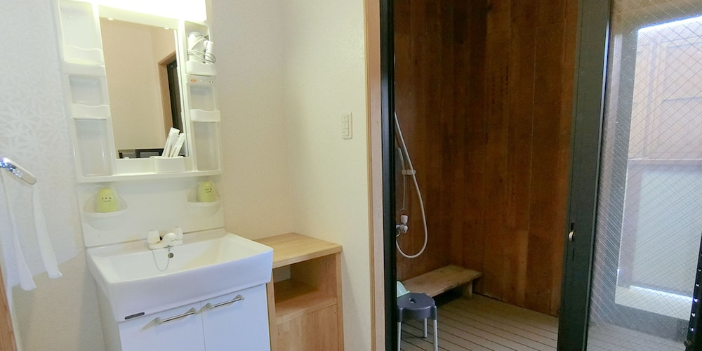 特別和洋室6人部屋 201号室 禁煙 冷蔵庫 Wi-Fi バスルームのシンク0 | 湯楽庵 みやざき