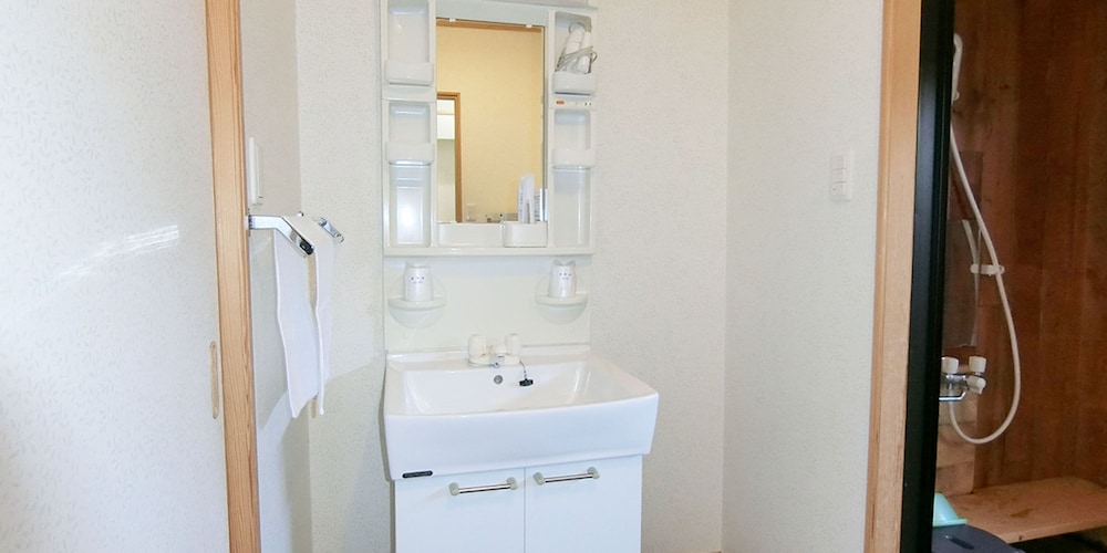 和洋室5人部屋 203号室 禁煙 冷蔵庫 Wi-Fi バスルームのシンク0 | 湯楽庵 みやざき