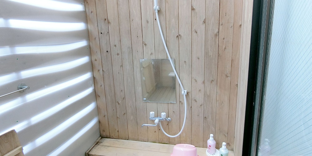 特別和洋室6人部屋 201号室 禁煙 冷蔵庫 Wi-Fi バスルームのシャワー0 | 湯楽庵 みやざき