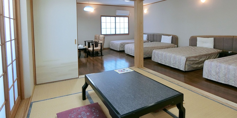 特別和洋室6人部屋 205号室 禁煙 冷蔵庫 Wi-Fi 客室2 | 湯楽庵 みやざき