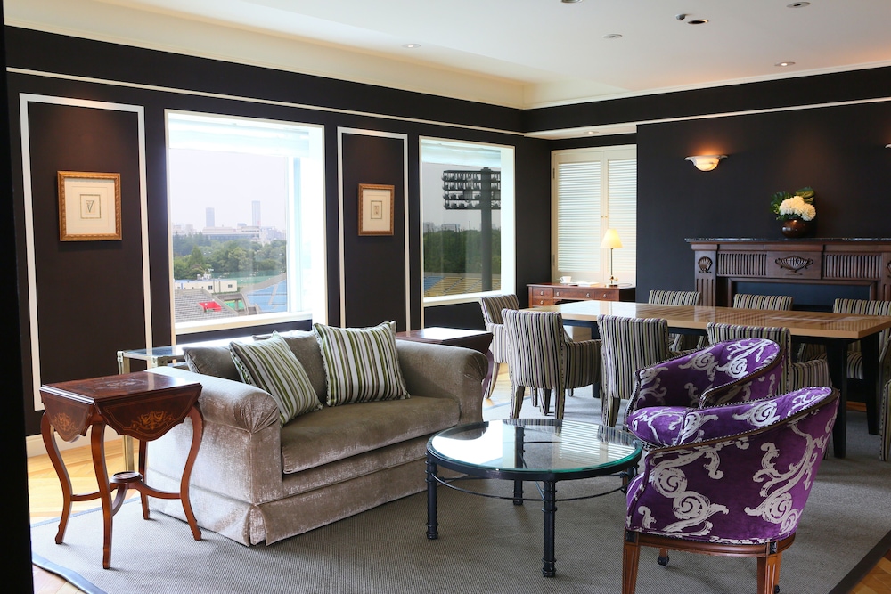 ロイヤルスイート クラブラウンジアクセス付き (142平米 / ワイドキングベッド) 禁煙 リビングルーム0 | ホテルアラマンダ青山