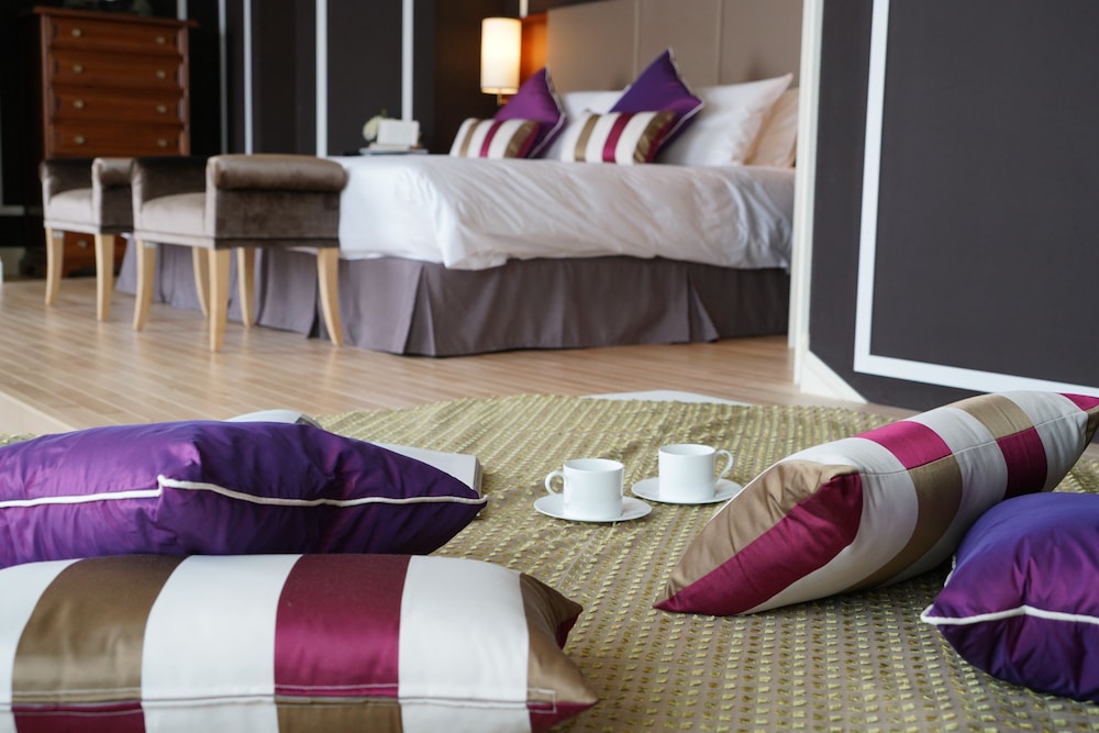 ロイヤルスイート クラブラウンジアクセス付き (142平米 / ワイドキングベッド) 禁煙 客室2 | ホテルアラマンダ青山